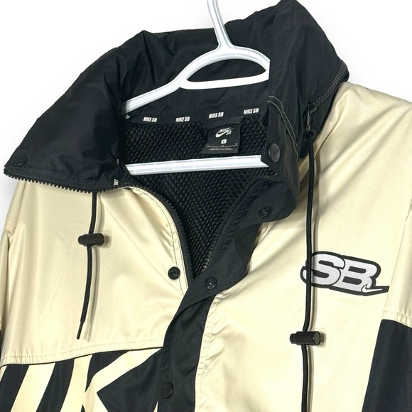 Nike Black and Cream Windbreaker Jacket y2k - Picture 4 of 12